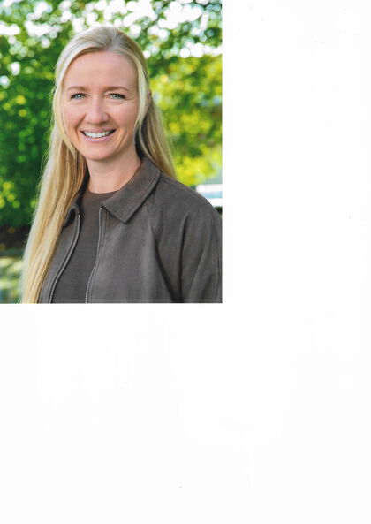 Sindy Hötzinger, Verwaltungsangestellte