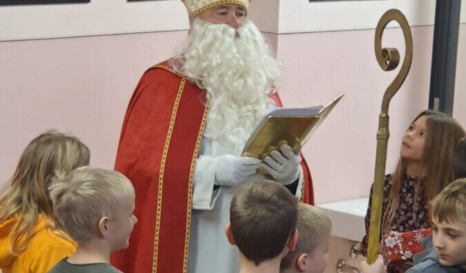 Der Heilige Nikolaus besucht unsere Schülerinnen und Schüler