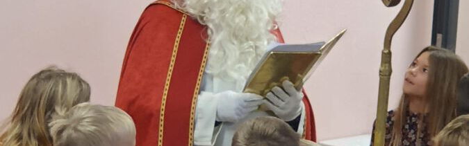 Der Heilige Nikolaus besucht unsere Schülerinnen und Schüler