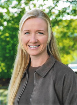 Sindy Hötzinger, Verwaltungsangestellte